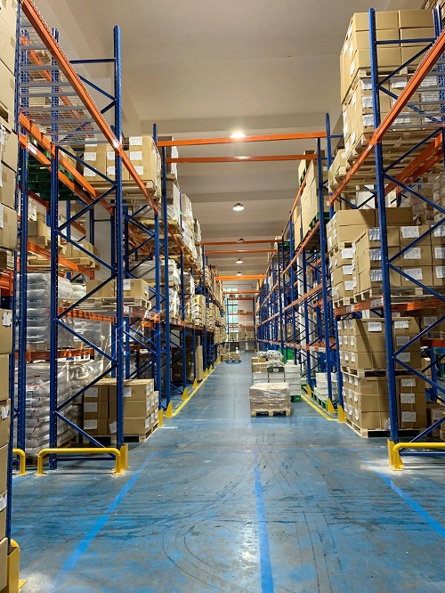 寧波市高新區(qū)聚賢路工業(yè)園重型貨架每層載重800KG重型倉庫貨架